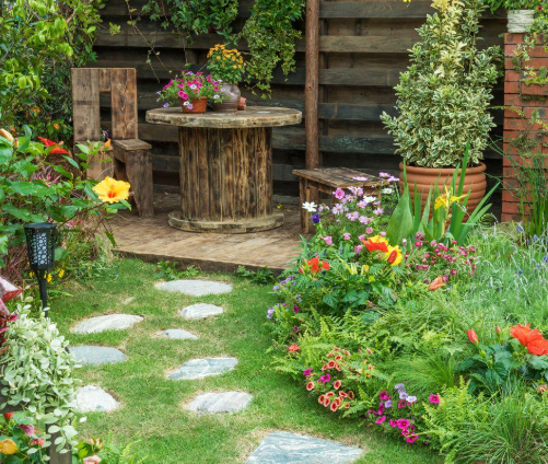 7 Garden Decor Ideas to Transform Your Backyard Into a Relaxing Oasis
